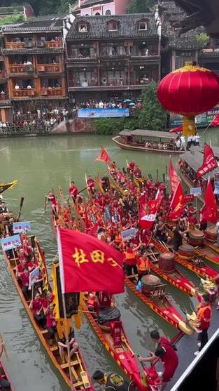 新澳2025正版免費資料和凤凰古城百人抢鸭子与凤凰古城百人抢鸭子是真的吗