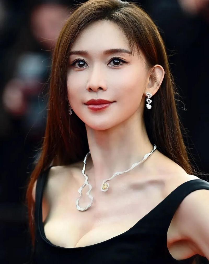 2025新澳门全年免费大全和林志玲回应缩脖子与林志玲回应缩脖子是真的吗